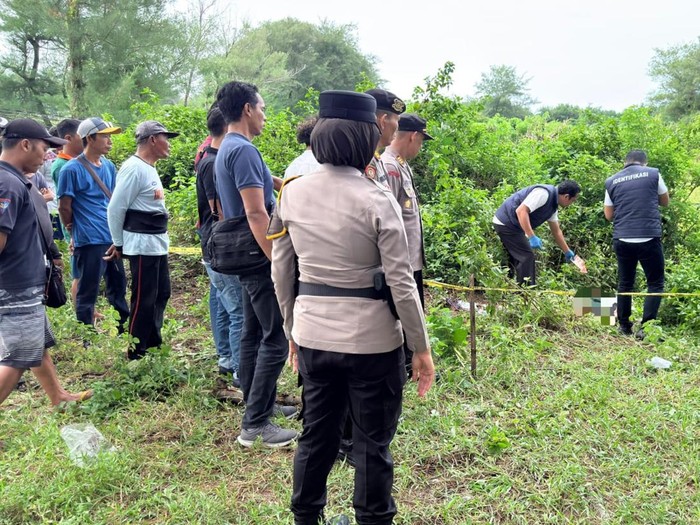 Polisi dan petugas medis saat mendatangi lokasi penemuan mayat di Gumuk Pasir, Grogol IX, Parangtritis, Kretek, Bantul, Rabu (28/1/2026).