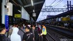 Peron KRL Cawang Mengular, Penumpang Jurusan Bogor Membludak