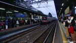 Peron KRL Cawang Mengular, Penumpang Jurusan Bogor Membludak