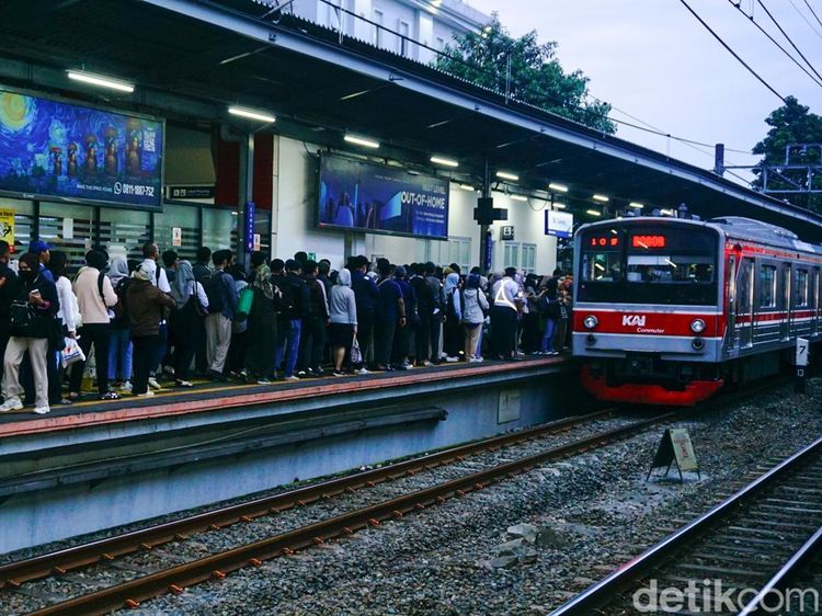 Peron KRL Cawang Mengular, Penumpang Jurusan Bogor Membludak