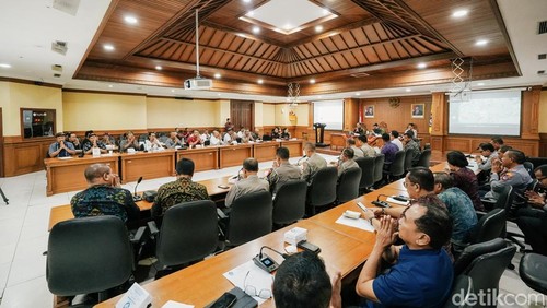 Perwakilan warga Banjar Pengubengan Kauh, Taman, dan Taman Mertanadi, saat bertemu Bupati Badung I Wayan Adi Arnawa di Puspem Badung, Selasa (27/1/2026). (Foto: Agus Eka/detikBali)