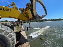 Bangkai Pesawat Smart Air yang Jatuh di Perairan Nabire Dievakuasi ke Darat