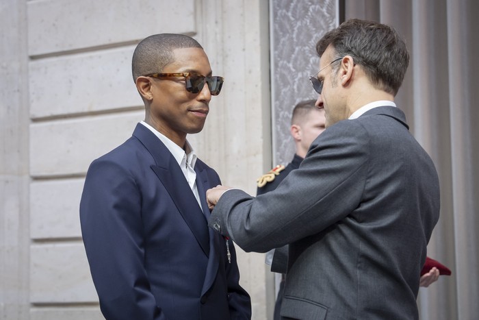 Pharrell Williams Terima Penghargaan dari Macron
