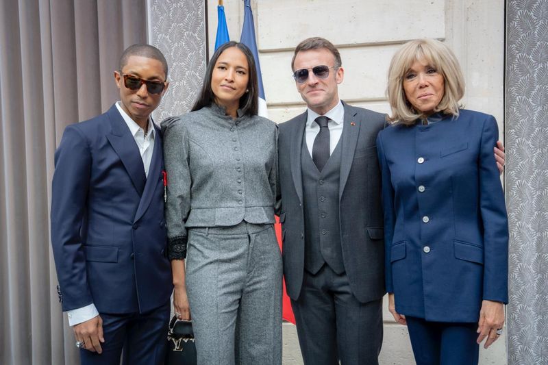 Pharrell Williams Terima Penghargaan dari Macron