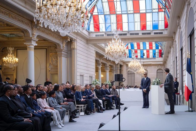 Pharrell Williams Terima Penghargaan dari Macron