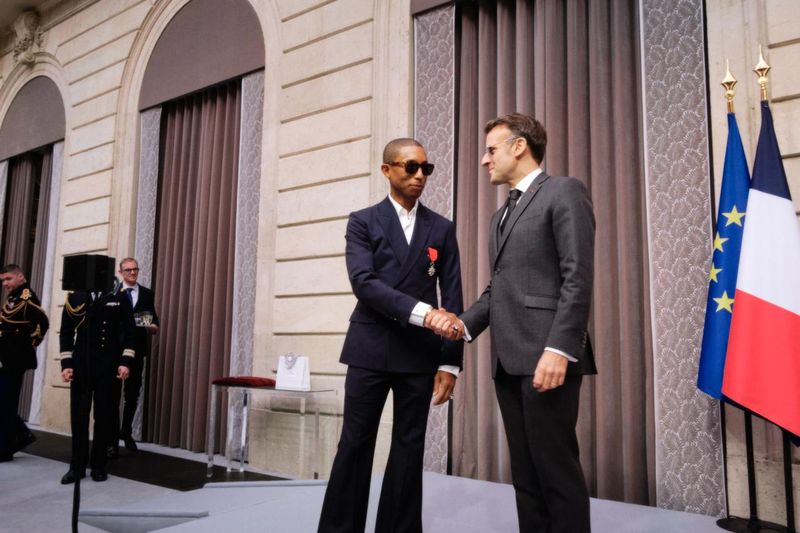 Pharrell Williams Terima Penghargaan dari Macron