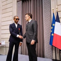 Pharrell Williams Dianugerahi Gelar Ksatria oleh Presiden Emmanuel Macron