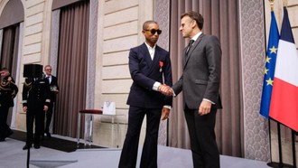 Pharrell Williams Dianugerahi Gelar Ksatria oleh Presiden Emmanuel Macron