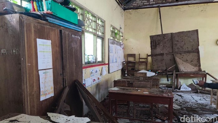 Plafon SDN di Bangkalan ambruk