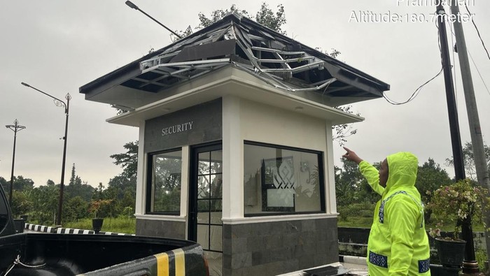 Pohon Tumbang Hantam Pos Jaga Candi Plaosan