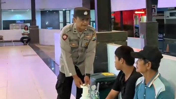 Aksi Sigap Polisi Selamatkan Nyawa Pasien Asma di Blitar