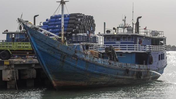 Potret Kapal Pengangkut 70 Ton Daging Ilegal yang Diamankan di Perairan Kepri