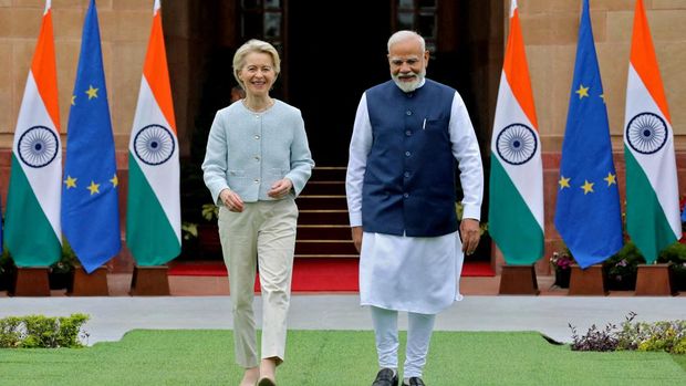 Presiden Komisi Eropa Ursula von der Leyen dan Perdana Menteri India Narendra Modi tiba untuk sesi foto sebelum pertemuan mereka di Hyderabad House di New Delhi, India, 28 Februari 2025. (REUTERS/Altaf Hussain/File Photo)