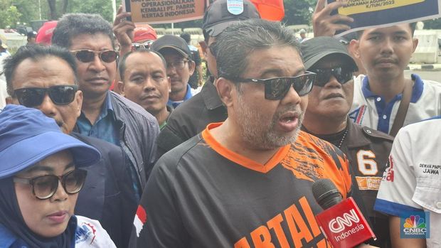 Presiden KSPI sekaligus Presiden Buruh Said Iqbal saat memberikan keterangan pers saat aksi demo di kawasan Patung Kuda tepatnya di Jalan Medan Merdeka Selatan, Jakarta Pusat pada Rabu (28/1/2026). (CNBC Indonesia/Chandra Dwi Pranata)