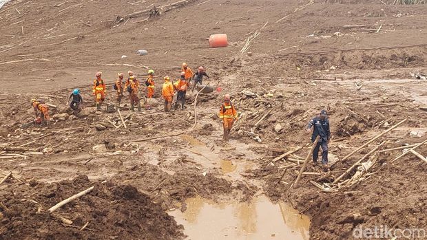 Proses evakuasi jasad tertimbun longsor di Cisarua