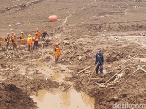 Update SAR Longsor Cisarua: 53 Korban Jiwa, 27 Hilang