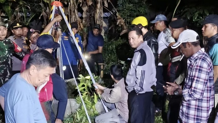Proses evakuasi remaja di Lubuklinggau yang terperosok ke dalam sumur