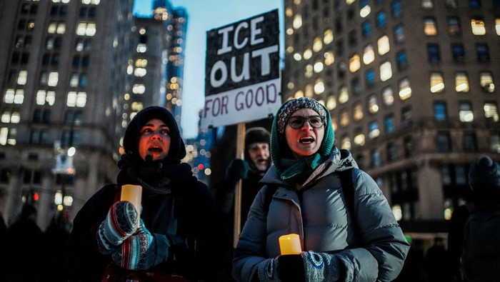 Aksi protes menentang operasi imigrasi federal digelar di New York, menuntut penghentian razia dan transparansi penegakan hukum, dipicu kasus penembakan di Minneapolis. REUTERS/Eduardo Munoz