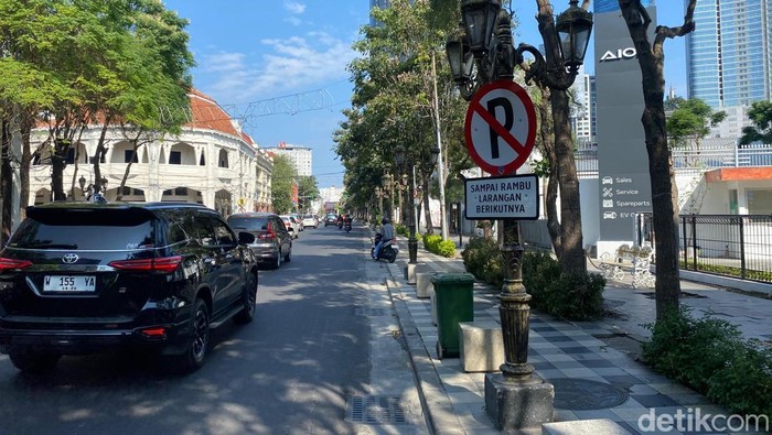 Rambu-rambu larangan parkir di TJU Jalan Tunjungan telah dipasangan.