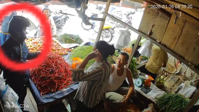 Rekaman CCTV pelaku pencurian uang milik pedagang cabai di Lubuklinggau