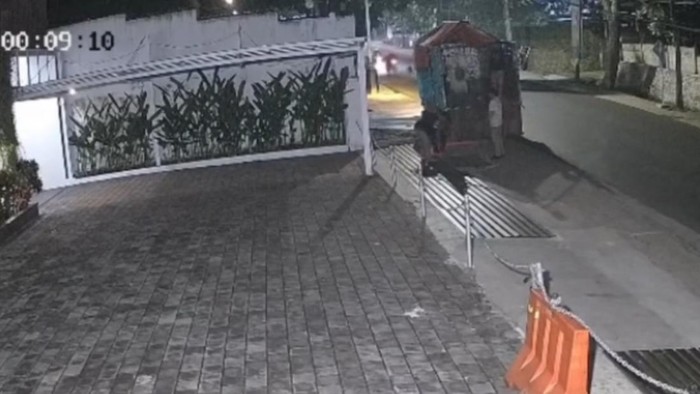 Rekaman pencurian besi penutup saluran air di Ledeng, Kota Bandung