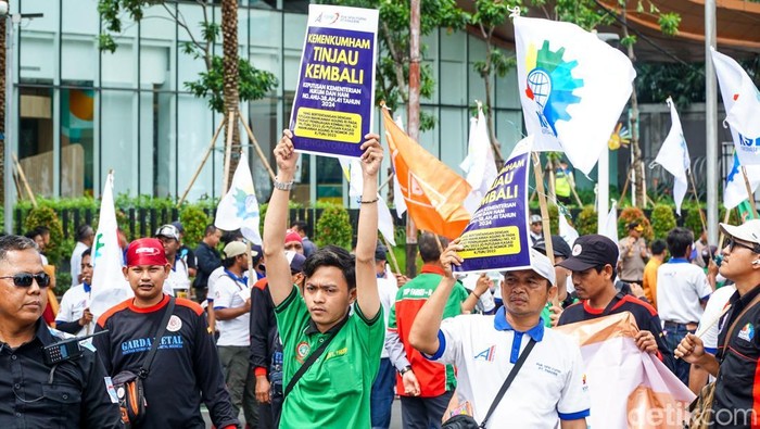 Aksi buruh kembali digelar di depan BSI Tower, Jakarta Pusat. Menuntut kenaikan UMP Jakarta serta keadilan upah sektoral.