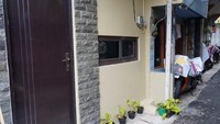Kementerian Perumahan dan Kawasan Permukin telah selesai merenovasi rumah miliki Tatang (71) minggu ini. Bagian fasadnya minimalis, tetapi lebih layak dan modern. Foto: Dok Biro Komunikasi Kementerian PKP