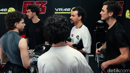 Sejumlah pembalap MotoGP alumni VR46 Riders Academy, saat ikut membarengi Valentino Rossi di Sirkuit Mandalika, Lombok Tengah, NTB, pada Selasa (27/1/2026).).