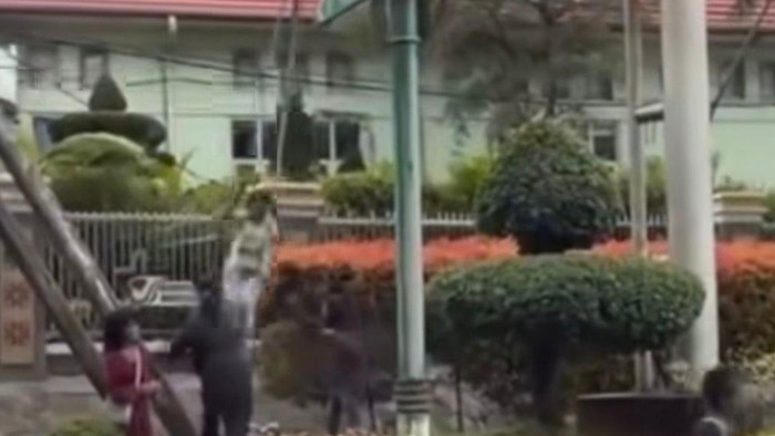 Sejumlah remaja bergelantungan di bekas reklame di Simpang Charitas Palembang