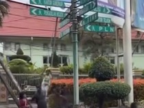 Viral Remaja Bergelantungan di Bekas Reklame Simpang Charitas Palembang