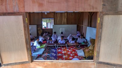 Sekolah Rusak Diterjang Bencana, Puluhan Siswa SDN 14 Labuah Belajar di Tenda