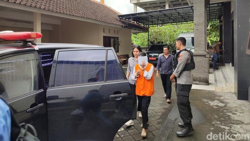 Ni Made Suarsih seusai persidangan digiring masuk ke mobil tahanan kejaksaan, Rabu (28/1/2026). (Ahmad Firizqi Irwan/detikBali)
