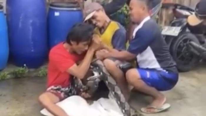 Sederet Fakta Piton 4 Meter Gigit Kepala Pria Kendal