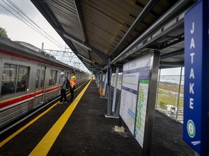 Senangnya Warga Sambut Stasiun Jatake Mulai Beroperasi