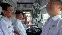 Menteri Perhubungan Dudy Purwagandhi (tengah) berbincang dengan Direktur Jenderal Perkeretaapian Allan Tandiono (kanan) dan Direktur Utama PT KAI (Persero) Bobby Rasyidin (kiri) saat berada di dalam ruang kemudi masinis untuk berangkat menuju Stasiun Tanah Abang di Stasiun Jatake, Pagedangan, Kabupaten Tangerang, Banten, Rabu (28/1/2026). ANTARA FOTO/Putra M. Akbar  