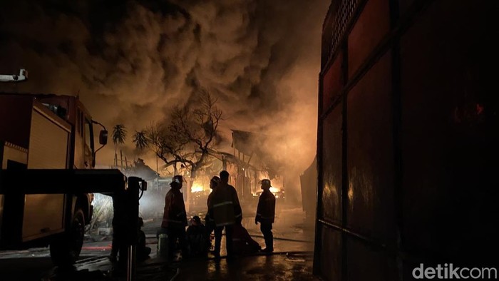 Sudah 6 Jam Terbakar, Api di Pabrik Sandal Medan Deli Masih Berkobar