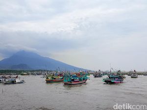 Nelayan di Situbondo Pilih Jual Sarung dan Daster Selama Cuaca Buruk