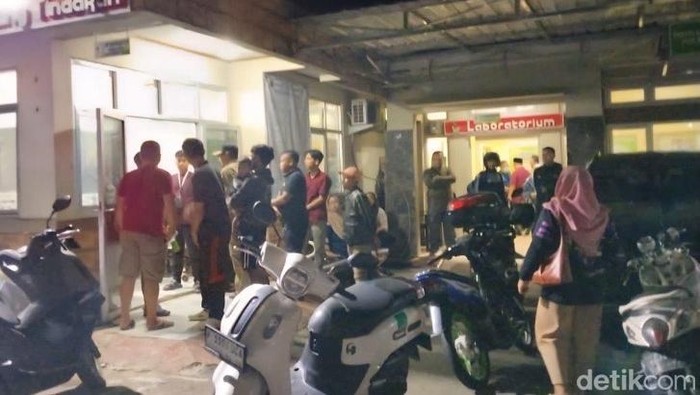 Suasana Puskesmas Simpenan saat didatangi warga dan keluarga korban keracunan tahu berjamur dalam menu MBG
