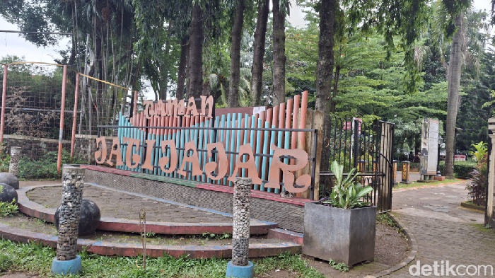 Seru Berakhir Pekan di Taman Jatijajar, tetapi Tolong Jangan Rusak Rumputnya!