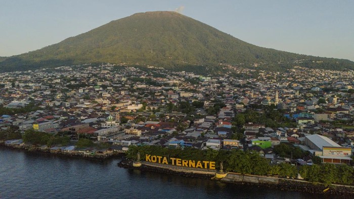 Foto udara suasana pemukiman penduduk di  Kota Ternate, Maluku Utara, Rabu (28/1/2026). Berdasarkan data Kementerian Lingkungan Hidup dan Kehutanan (KLHK) pada Senin 26 Januari 2026 pukul 06.00 WIB Kota Ternate berhasil menempati posisi pertama dari 10 kota dengan kualitas udara terbersih di Indonesia dengan skor Indeks (ISPU) sebesar 19 angka yang mengungguli Probolinggo, Kabupaten Sukabumi dan Kabupaten Kotawaringin Barat. ANTARA FOTO/Andri Saputra/bar