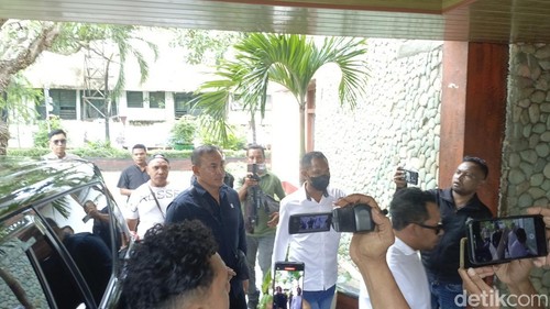 Tersangka Mokrianus Lay tiba di Kejari Kota Kupang, Rabu (28/1/2025).