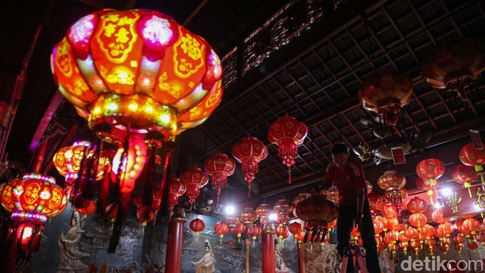 Klenteng Hok Lay Kiong di Kota Bekasi mulai bersolek menyambut Tahun Baru Imlek 2026. Beberapa pekan jelang perayaan, petugas tampak sibuk mengganti dan memasang lampion-lampion baru berwarna merah yang menghiasi area klenteng, Rabu (28/1/2026).