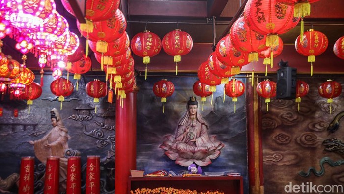 Klenteng Hok Lay Kiong di Kota Bekasi mulai bersolek menyambut Tahun Baru Imlek 2026. Beberapa pekan jelang perayaan, petugas tampak sibuk mengganti dan memasang lampion-lampion baru berwarna merah yang menghiasi area klenteng, Rabu (28/1/2026).