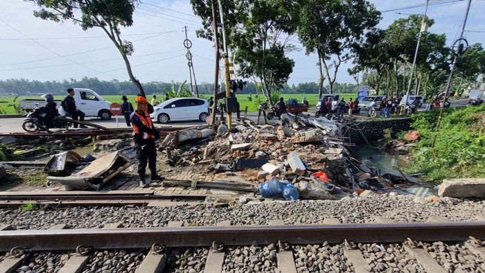 Suasana TKP kecelakaan maut truk vs kereta api di Kebumen, Rabu (28/1/2026).
