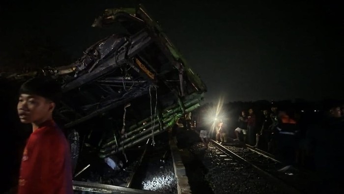 21 Kereta Api Terlambat Imbas Laka Maut Truk Vs KA Gajayana di Kebumen
