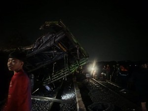 21 Kereta Api Terlambat Imbas Laka Maut Truk Vs KA Gajayana di Kebumen