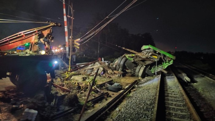 Truk Vs Kereta Api Gajayana di Kebumen, Sopir Tewas