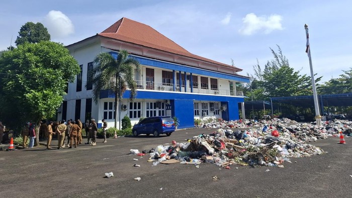 Tumpukan sampah yang dibawa para sopir pengangkut sampah di kantor Walkot Bengkulu.