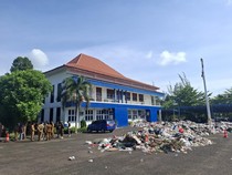 Viral Sopir Buang Sampah ke Kantor DPRD dan Walkot Bengkulu