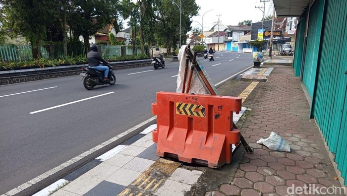 Dugaan pencurian besi penutup lubang yang berada trotoar Jalan A Yani, kawasan Poncol, Kota Magelang sudah ditutup papan dan water barrier, Rabu (28/1/2026).
